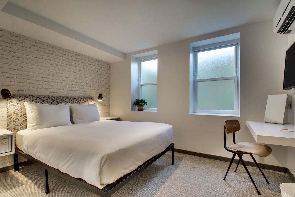 Hotel Hive 12/71
