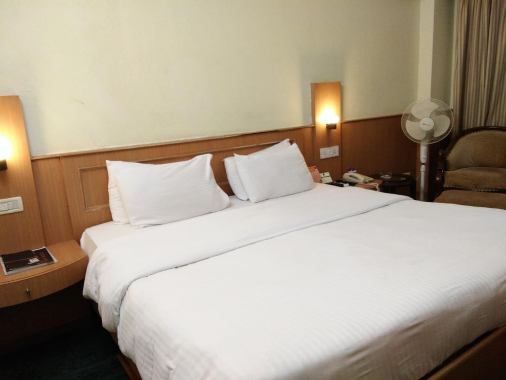 EMPIRES HOTEL 39/68