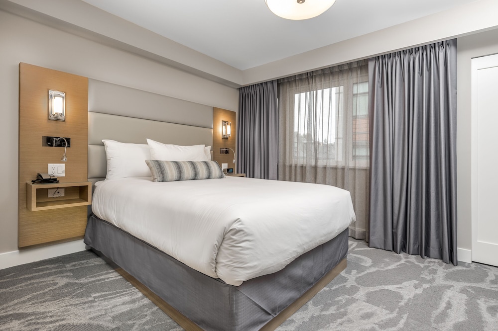 Coast, Suite, Queen Bed, Sofa