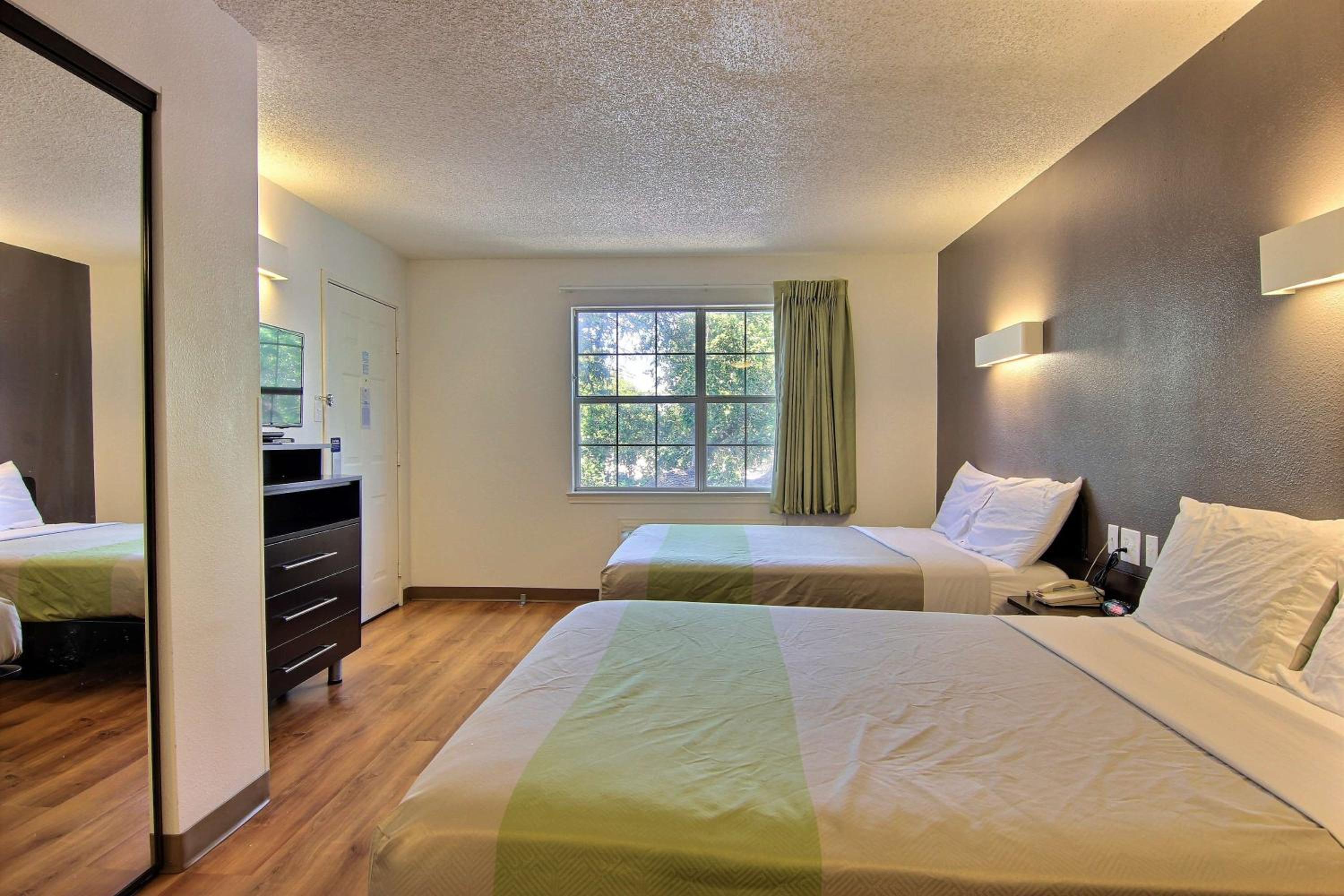ROOM, QUEEN BED