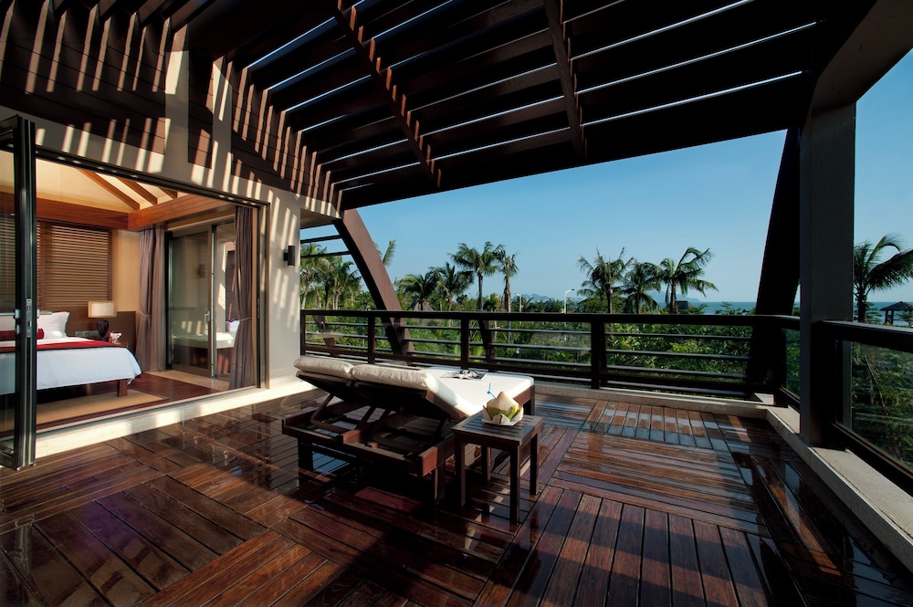 Pullman Oceanview Sanya Bay Resort and Spa 38/76