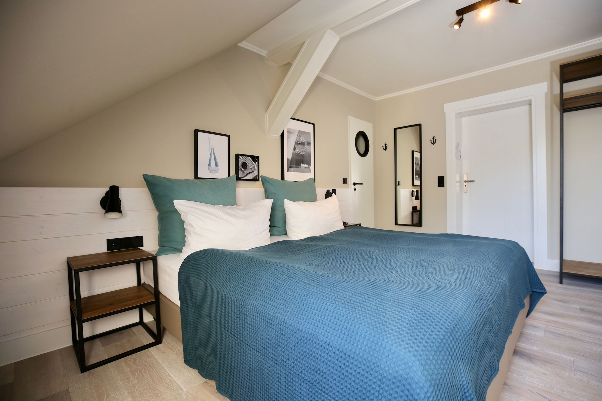 STANDARD, DOUBLE BED, PARTIAL SEA VIEW