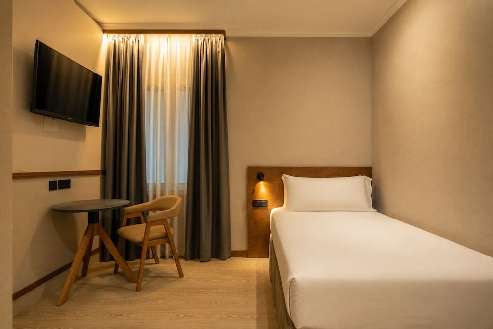 ROOM, SINGLE