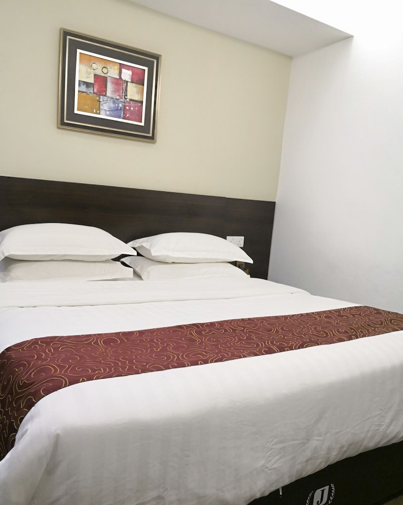 J SUITES HOTEL 8/47