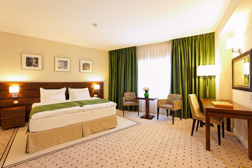 EXECUTIVE, KING BED