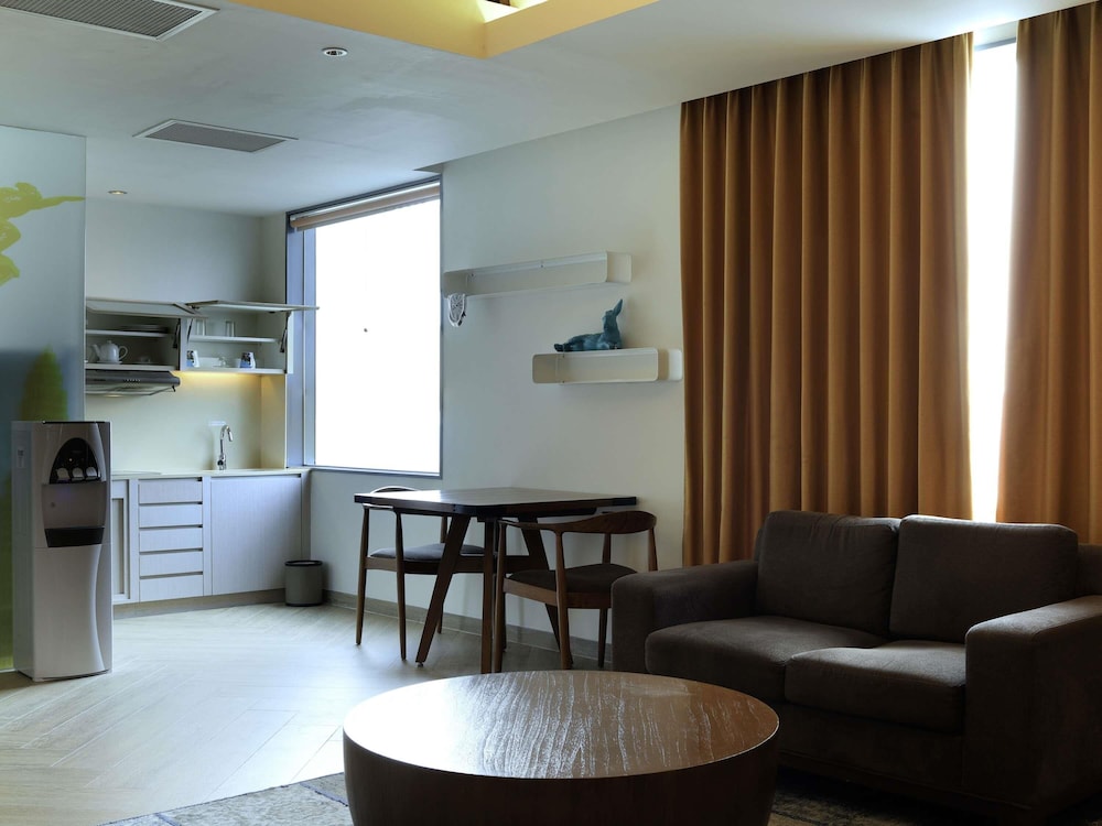 MERCURE JAKARTA SIMATUPANG 49/72