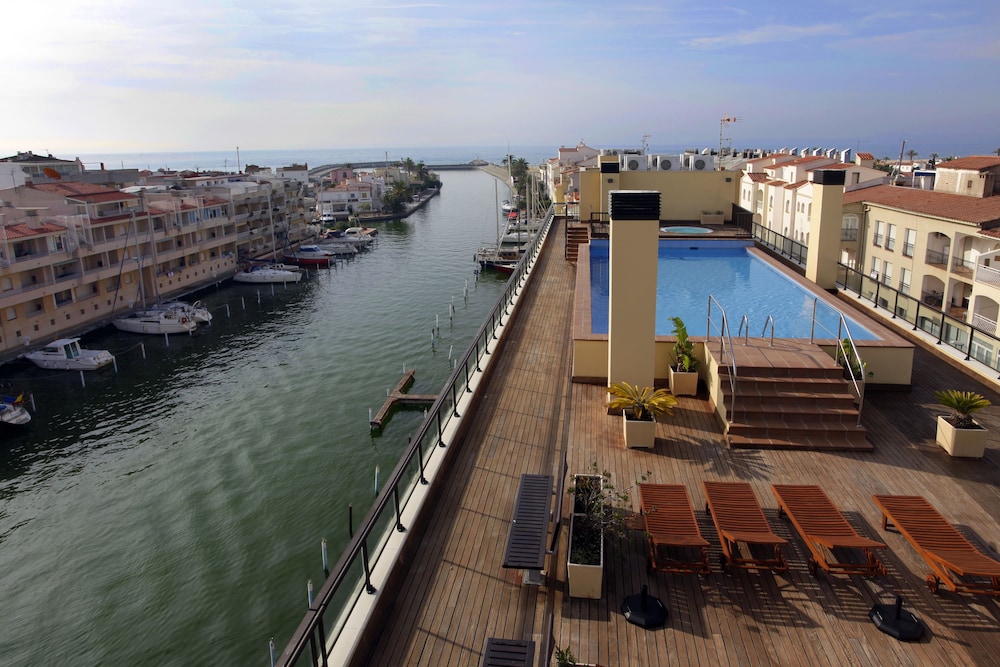 P And V Empuriabrava Marina 7/45