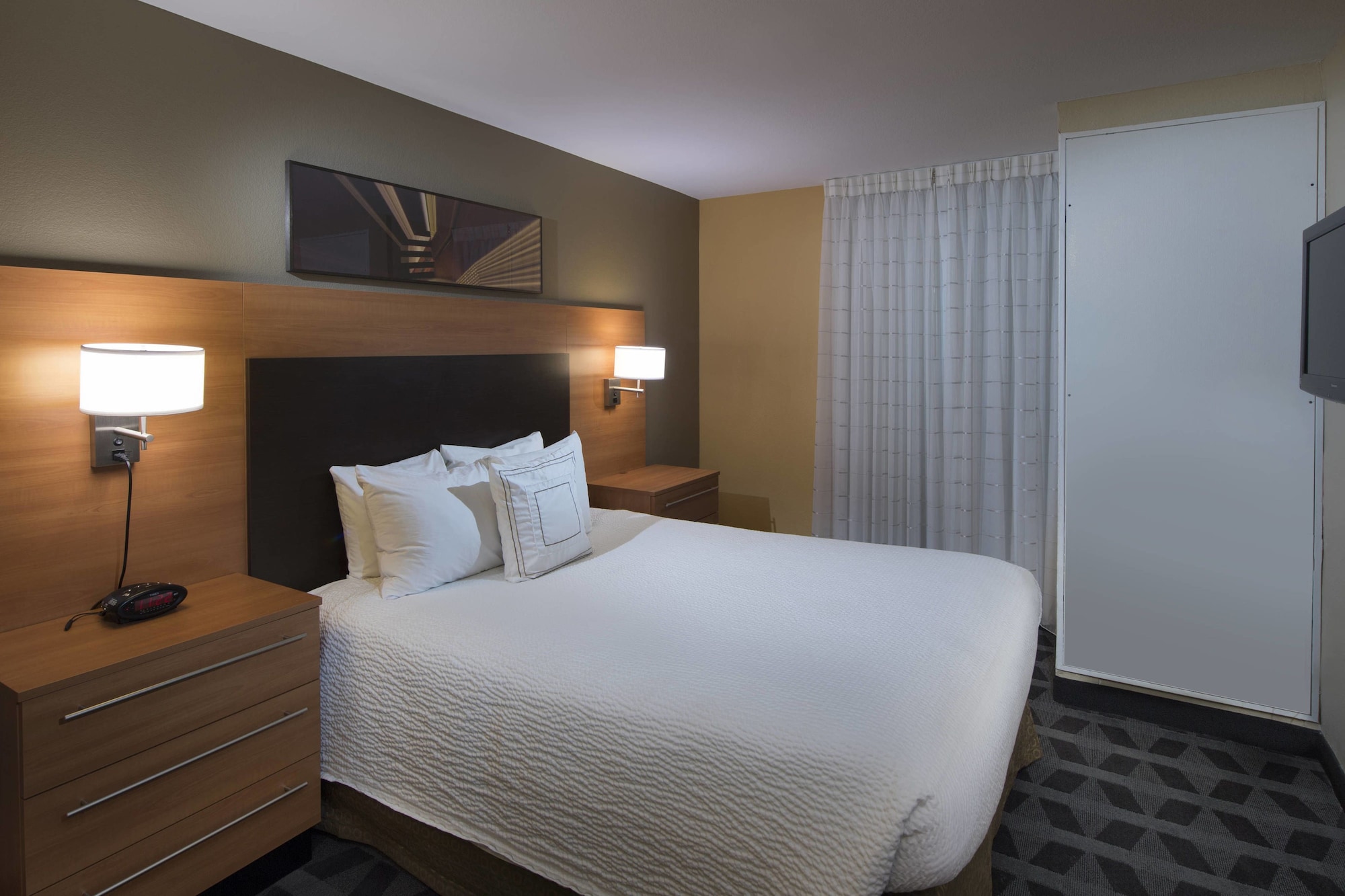 STUDIO, QUEEN BED, SOFA