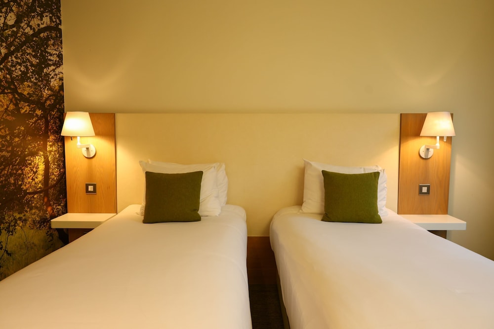 ROOM, DOUBLE OR TWIN BED