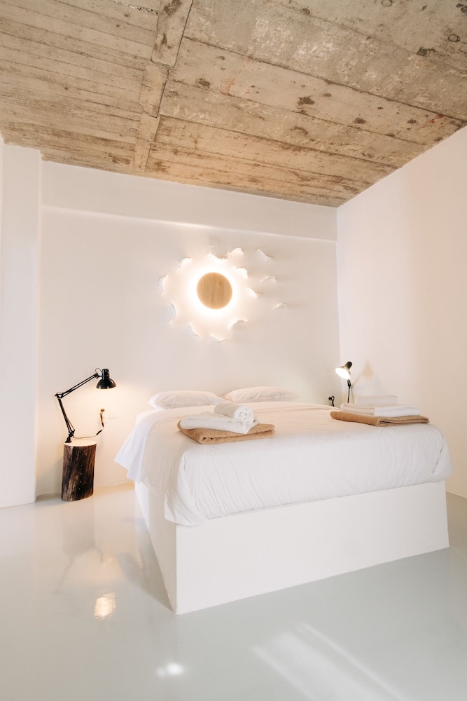 Mesanto Luxury Suites 16/50