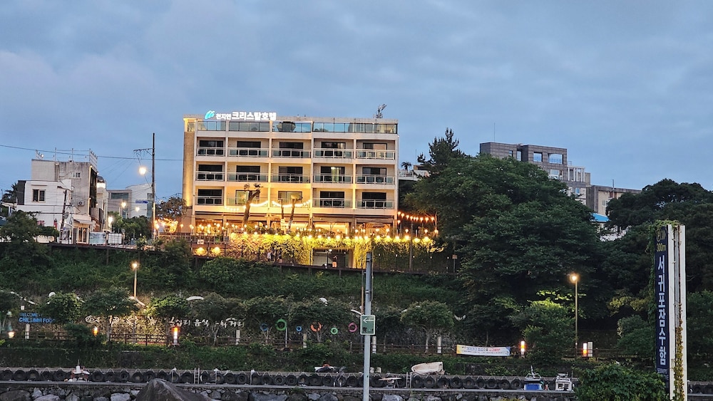 Cheonjiyeon Crystal Hotel 3/80
