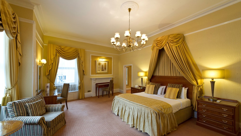 The Royal Fortescue 6/33
