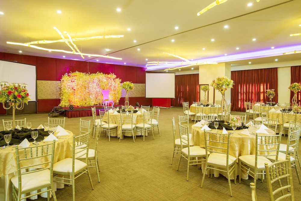 Golden Prince Hotel And Suites 35/50