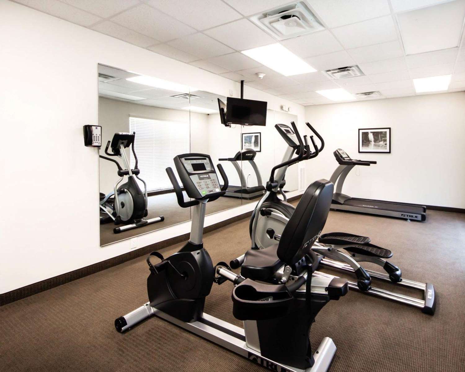 Sleep Inn & Suites Hennessey 24/38