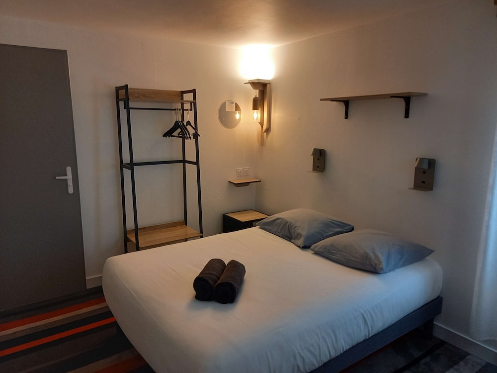 غرفة قياسية بسرير مزدوج، Kyriad Direct Saintes 6/10