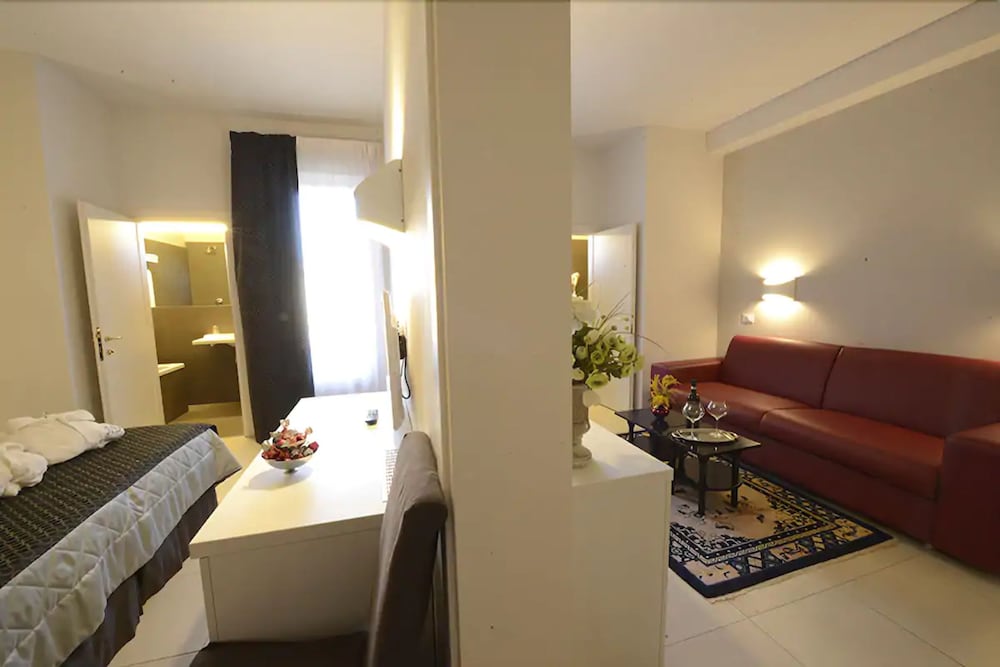 Delta Hotel 30/36