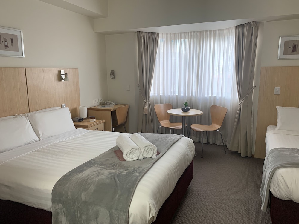 ROOM, TWIN BEDS