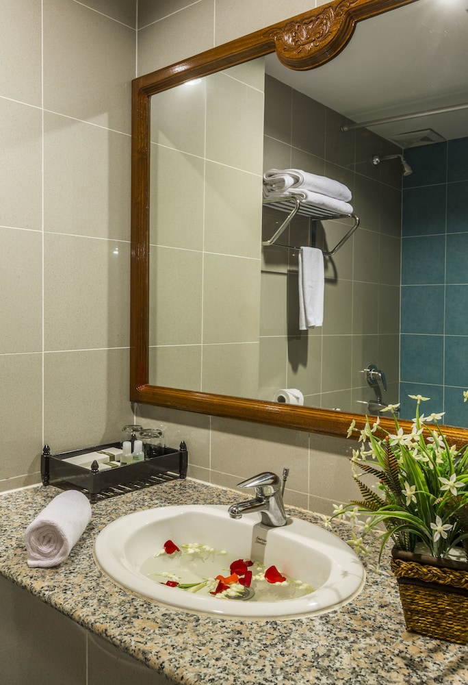 Deluxe, Queen Bed, City View, Pacific Hotel 8/10
