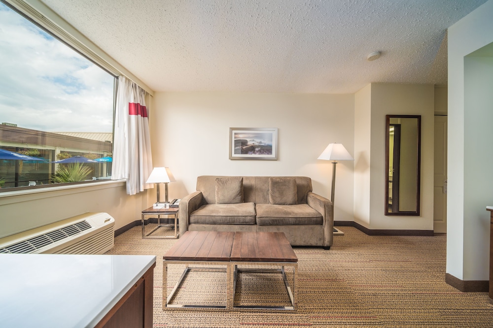 Coast Discovery Inn and Marina 35/50