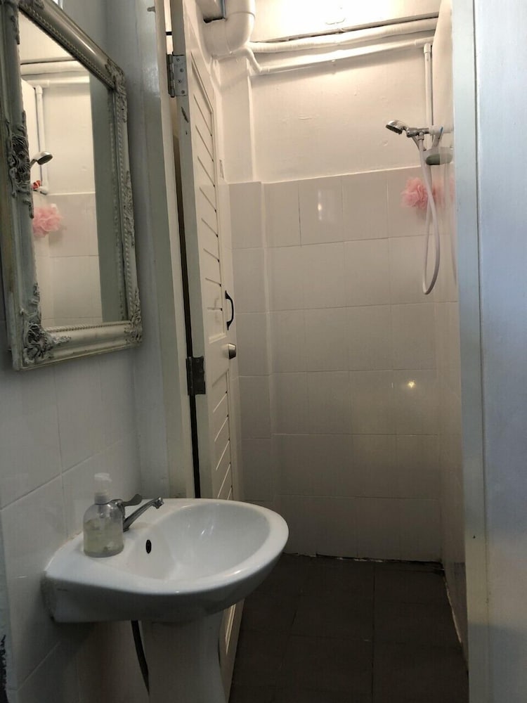 Ploy Hostel 33/34