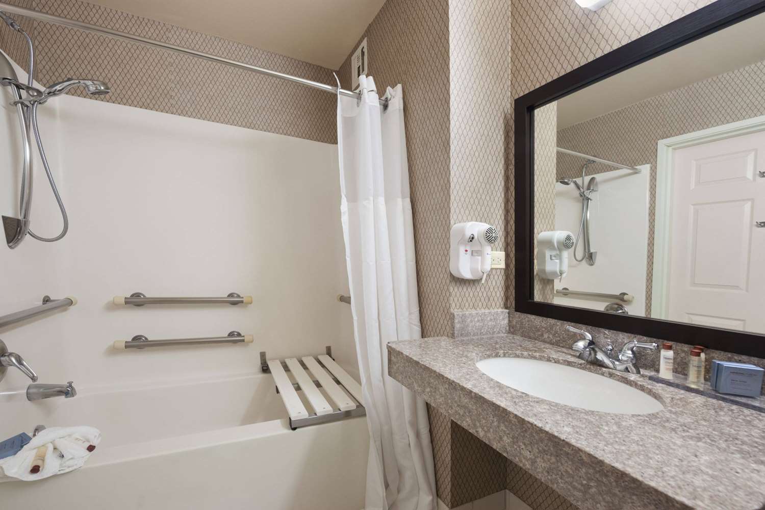 Wingate by Wyndham Schaumburg / Convention Center 69/72