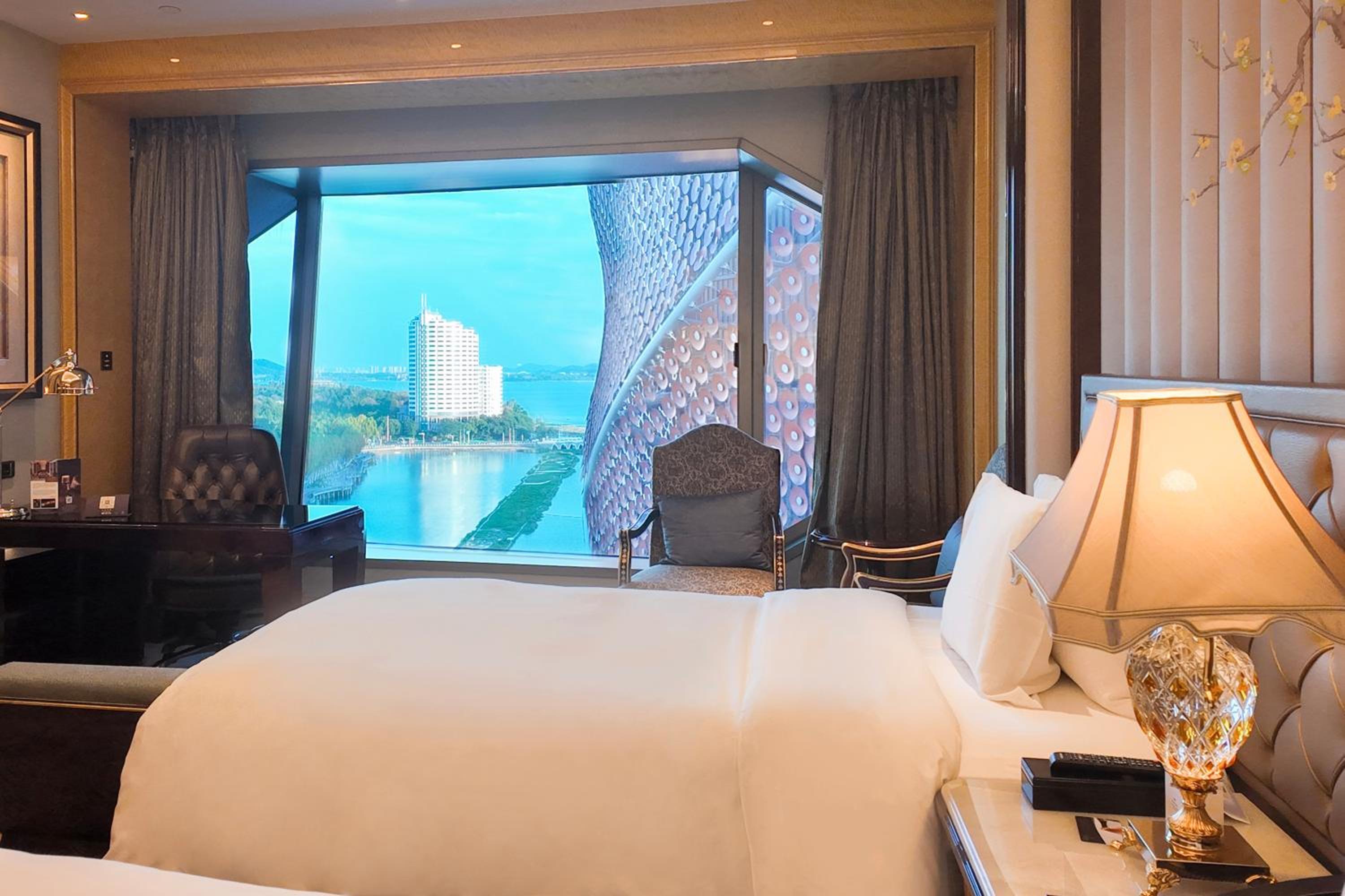 Room, Twin Beds, Lake View, Wanda Reign Wuhan 3/4