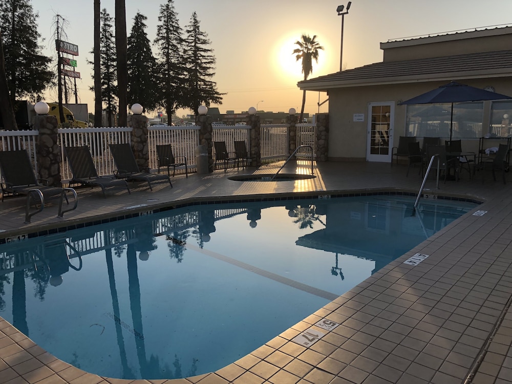 Holiday Inn Express Hotel & Suites Corning 8/45