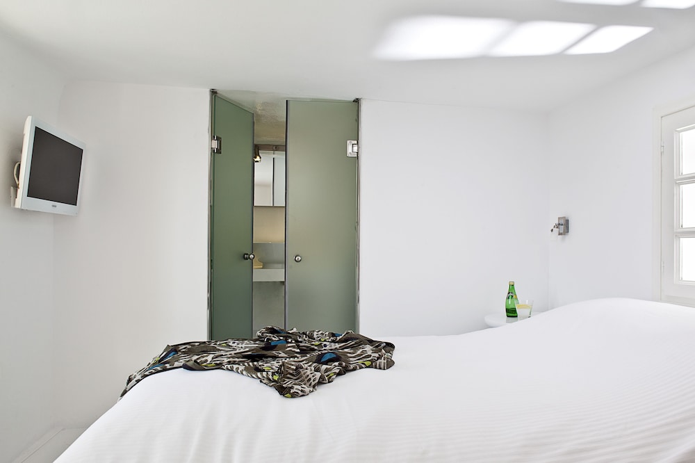Thireas Hotel 8/69