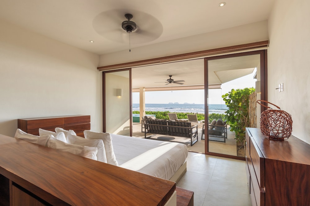 Marea Beachfront Villas 15/50