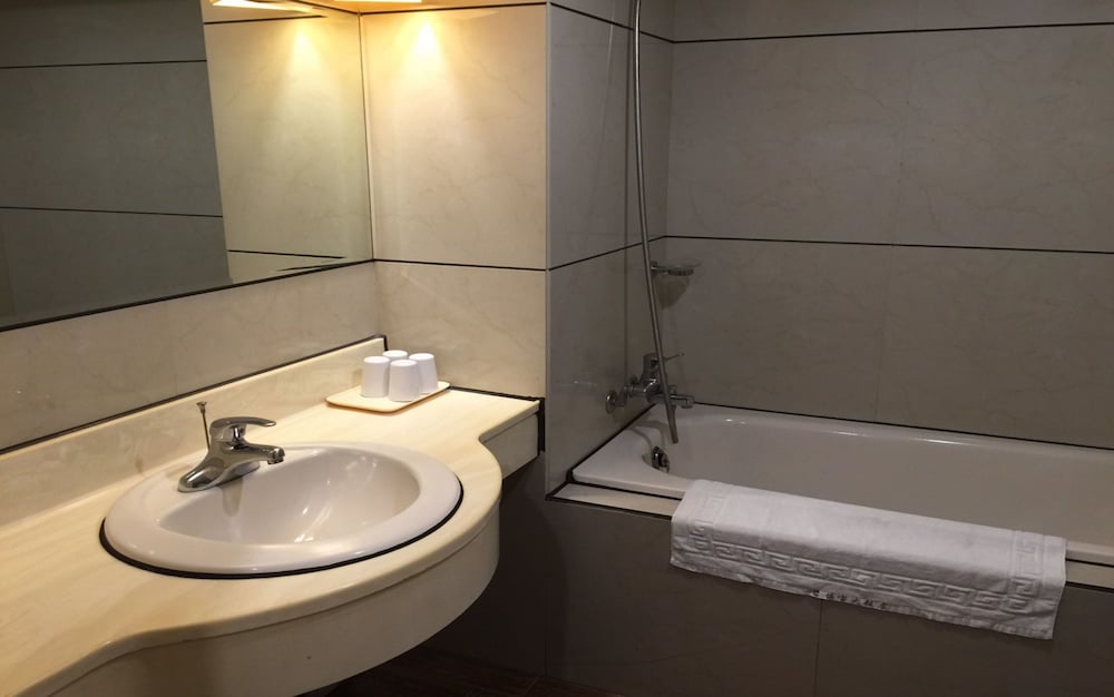 Cheng Pao Hotel 8/64