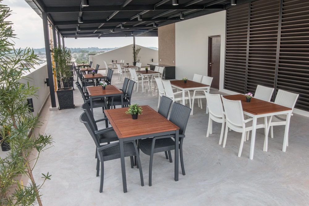 Redpine Boutique Hotel 35/38