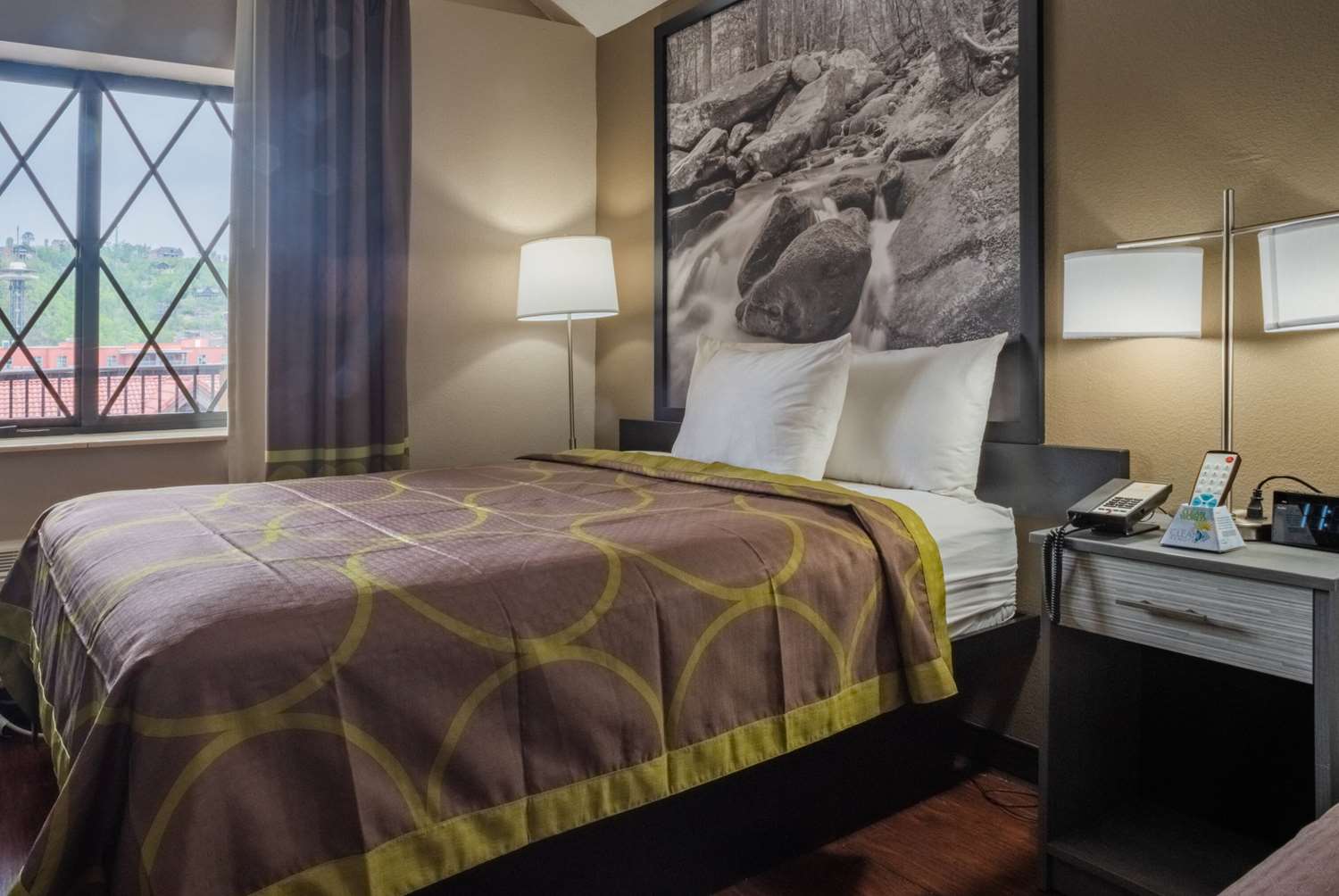 Super 8 by Wyndham Downtown Gatlinburg at Convention Center 13/23