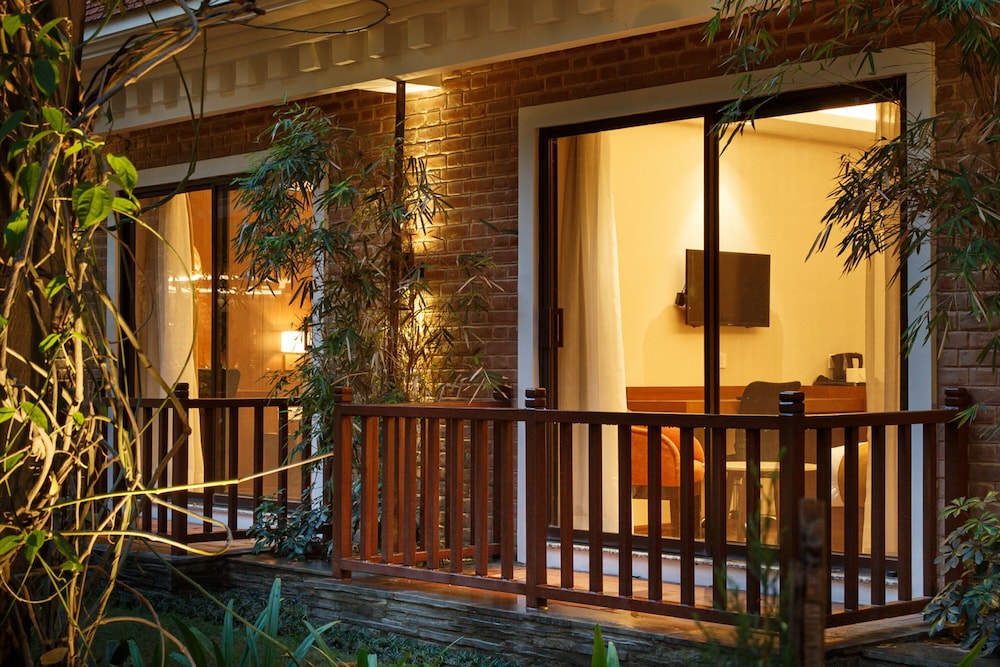 Hotel Thrive, A Tropical Courtyard 7/66
