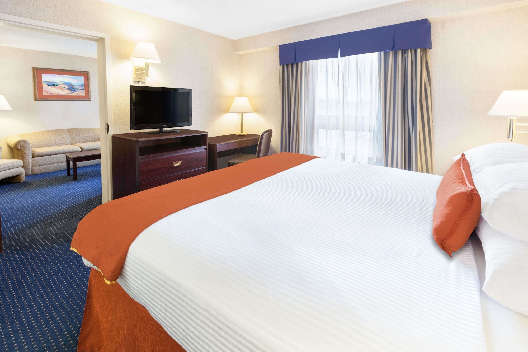MASTER, SUITE, KING BED, SOFA