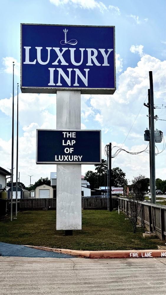 Luxury Inn & Suites Liberty 8/65