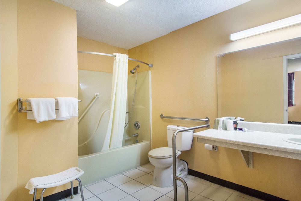 Americas Best Value Inn Darien 24/38