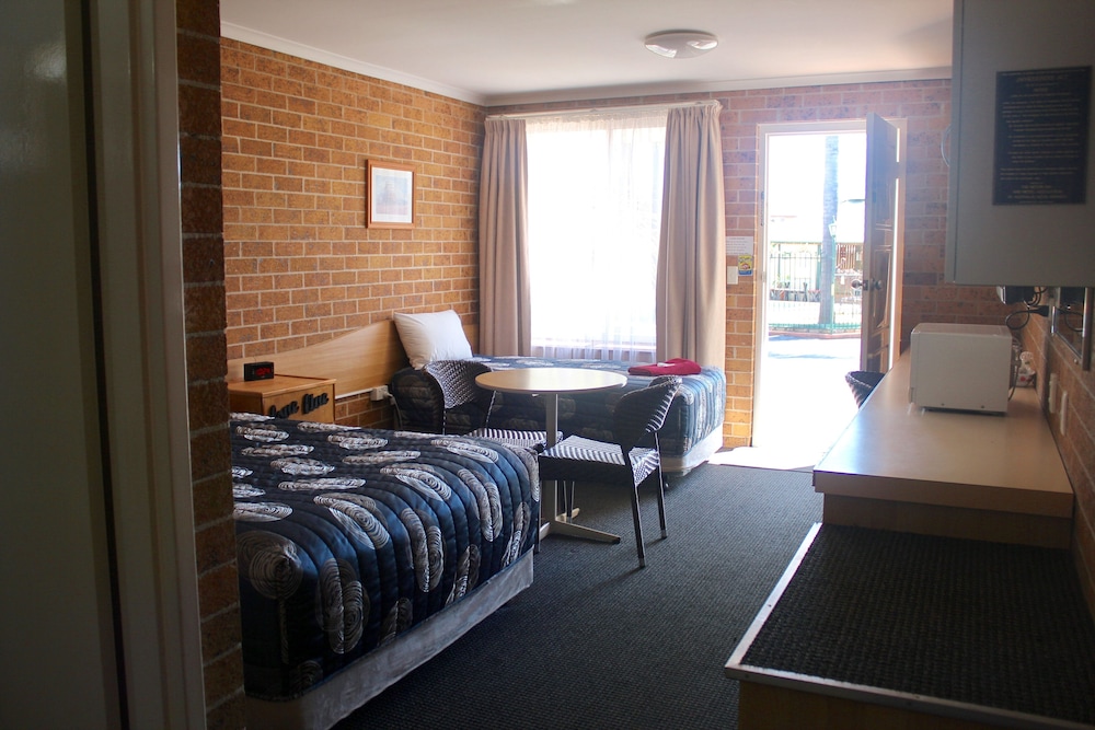 Town & Country Motor Inn 38/58