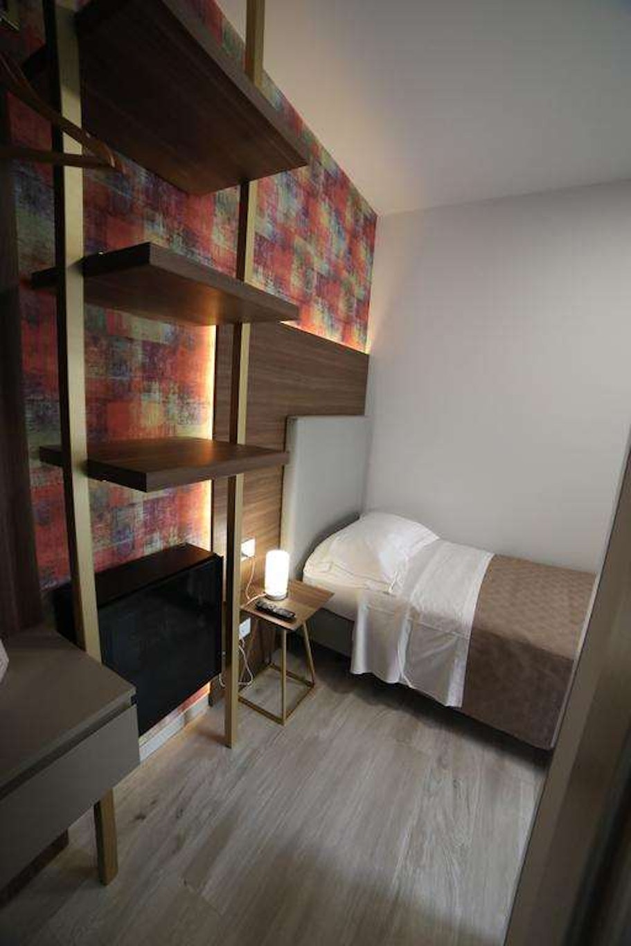 8 Room Hotel 30/80