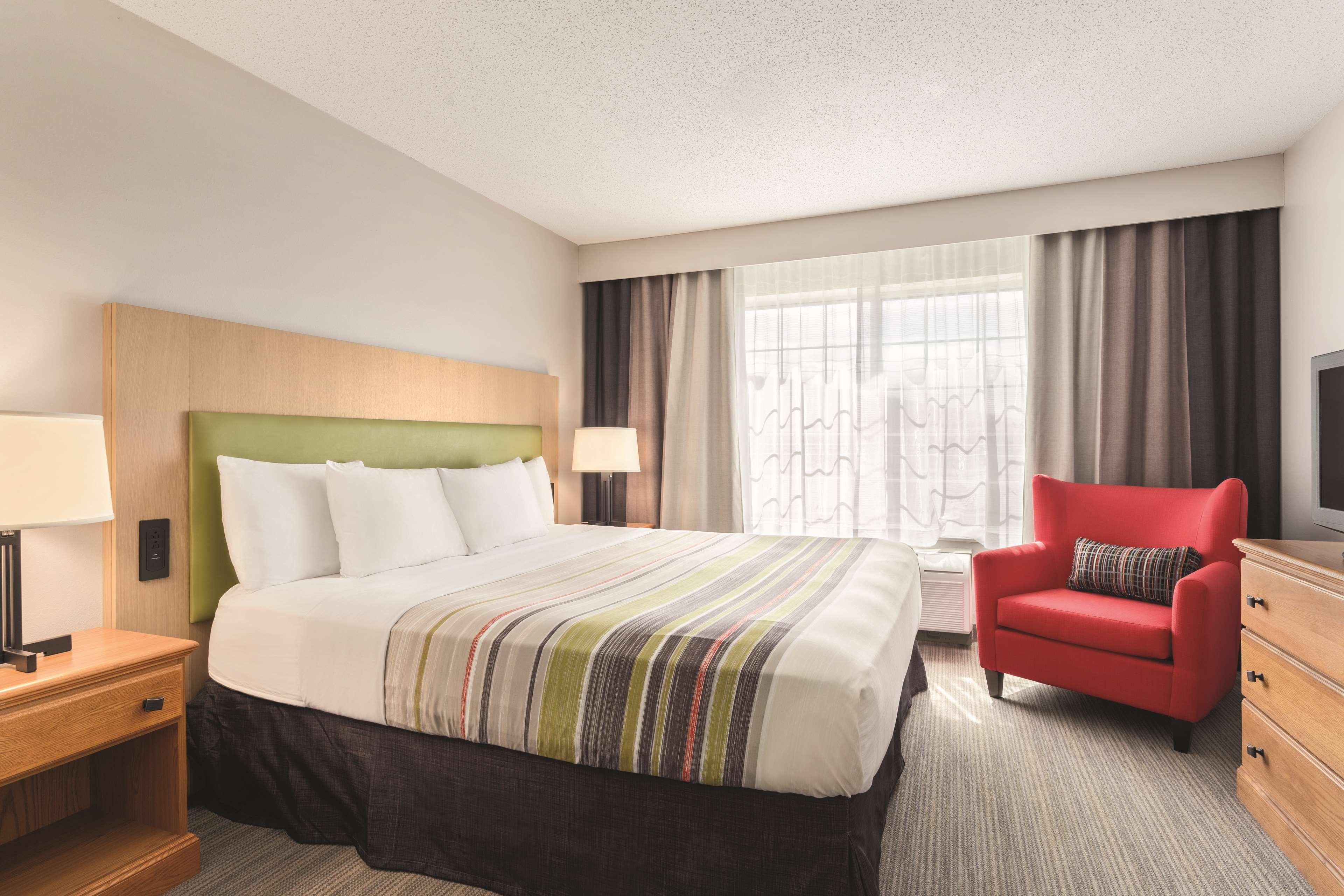 Suite, King Bed, Accessible