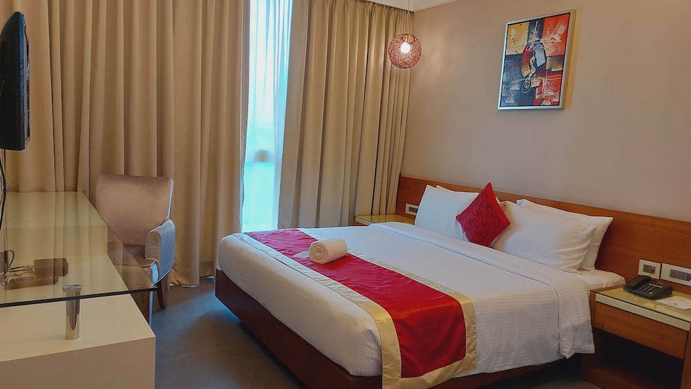 DELUXE, DOUBLE OR TWIN BED