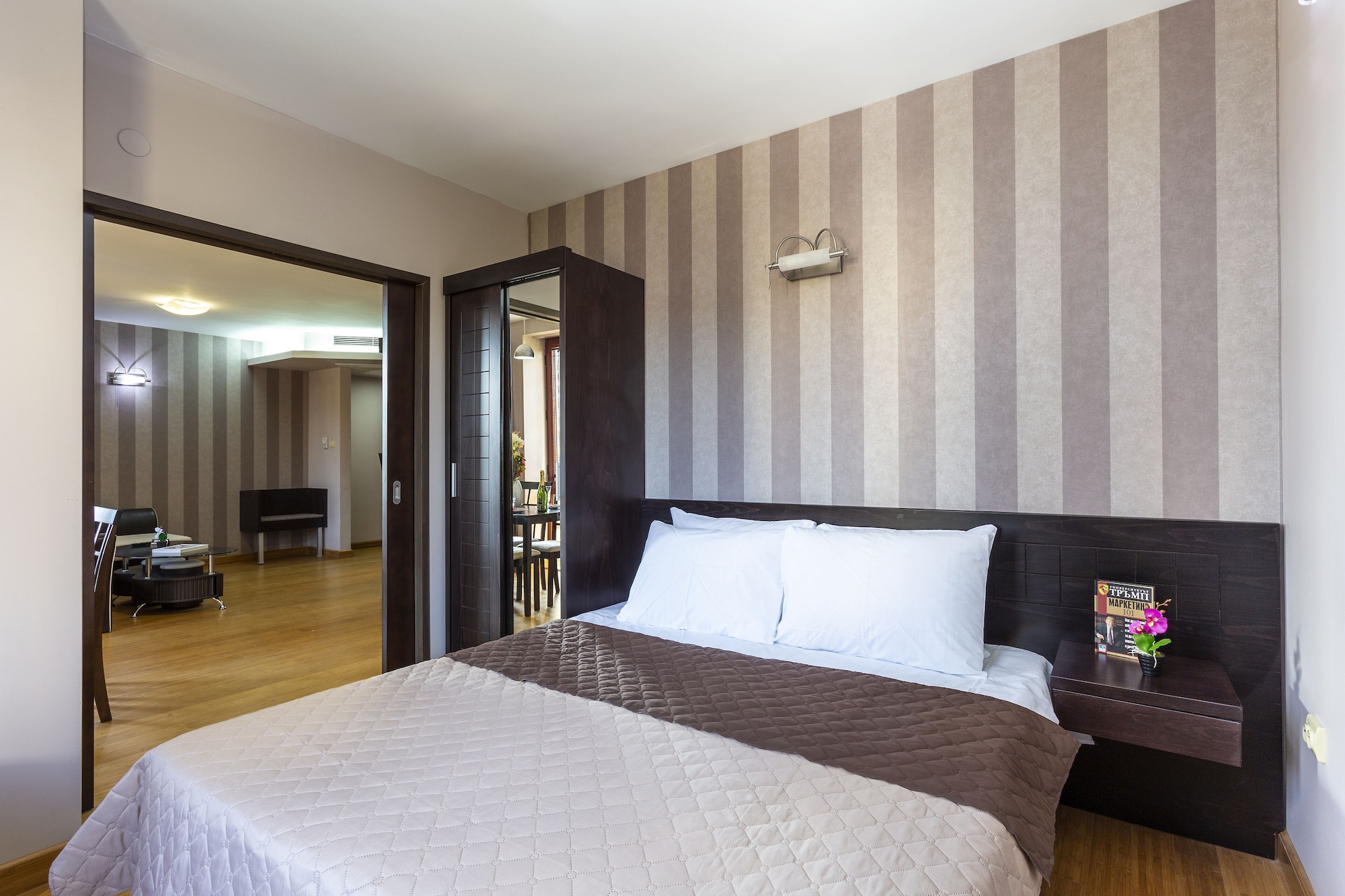 APARTMENT, QUEEN BED, SOFA