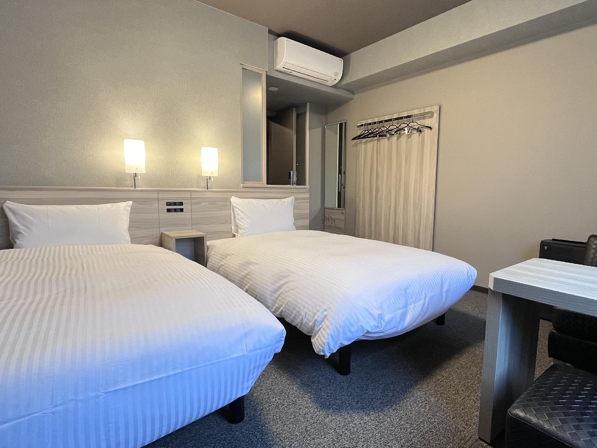 Room, Twin Beds, Electronic Cigarette Only