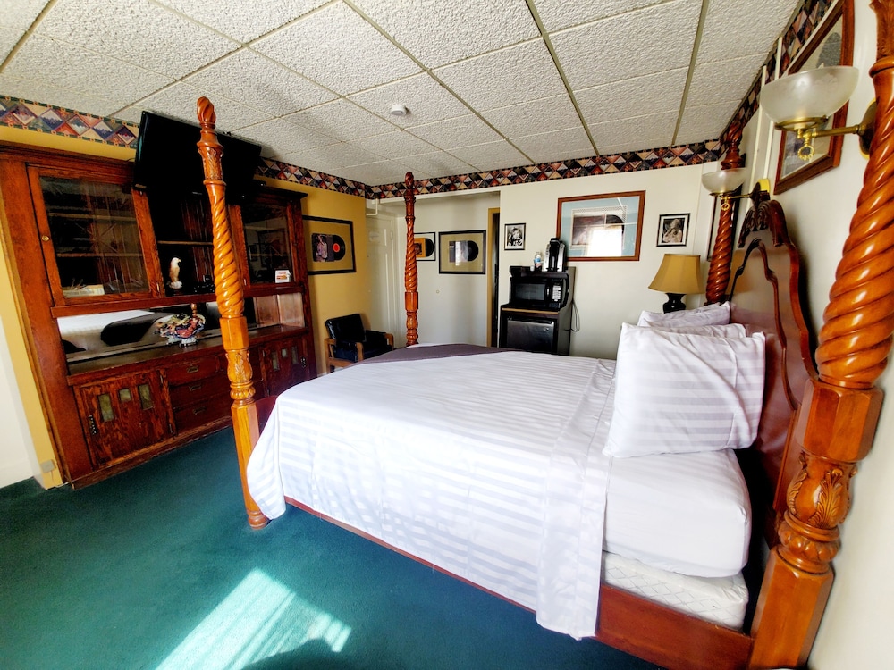 Historic Hotel Nevada and Gambling Hall 25/68