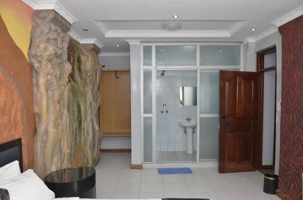 Lagos Hotel 26/27