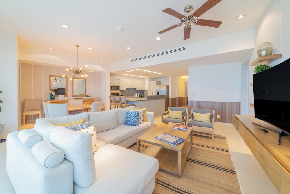 Puerta Cortes Residences 32/48