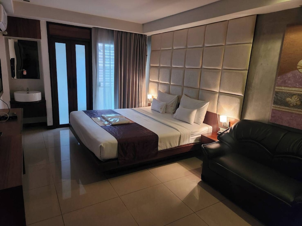 Collection O The Bangkok Cha Cha Suite 31/56