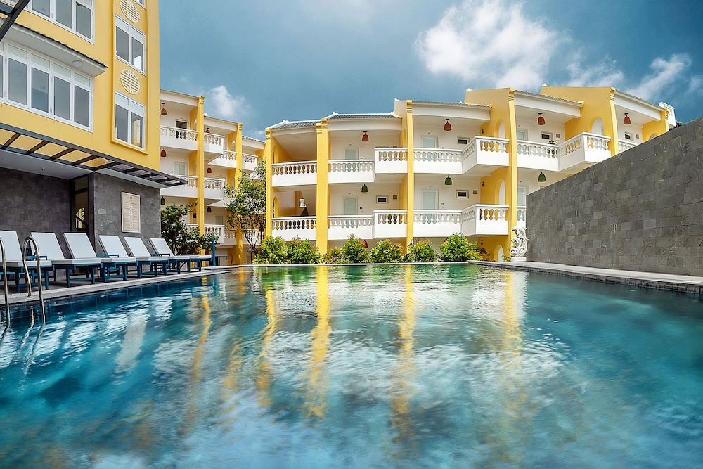 Aurora Riverside Hotel 49/55