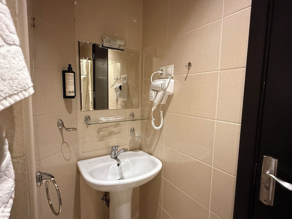 Liva Hotel (ex. Epic hotel) 53/54