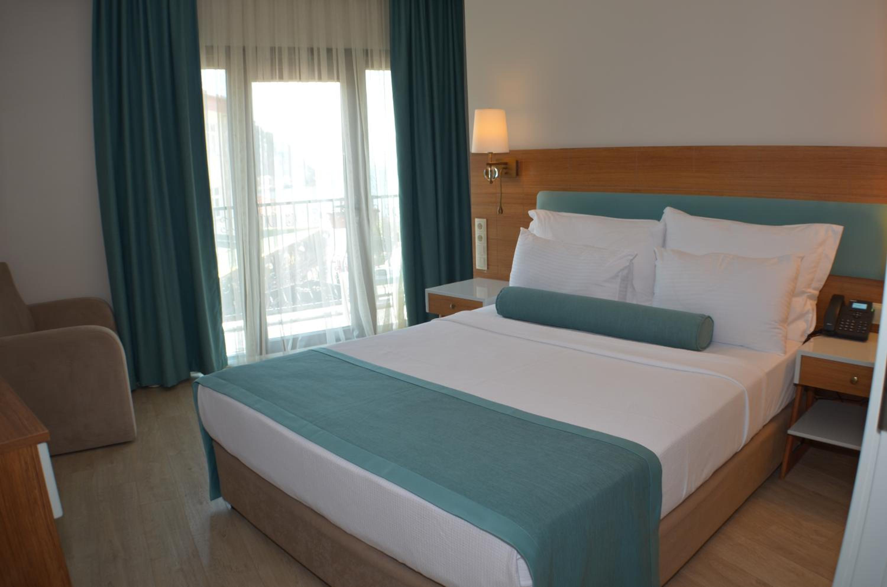 Deluxe, Double Bed, Lateral Side Sea View