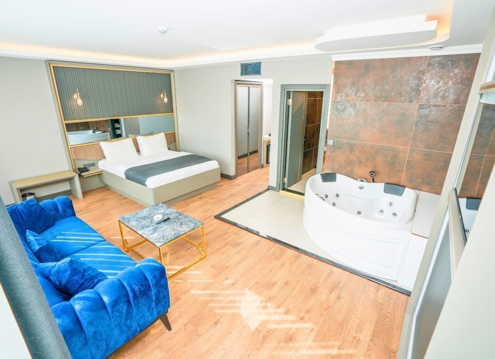 216 Ruby Suite 24/43